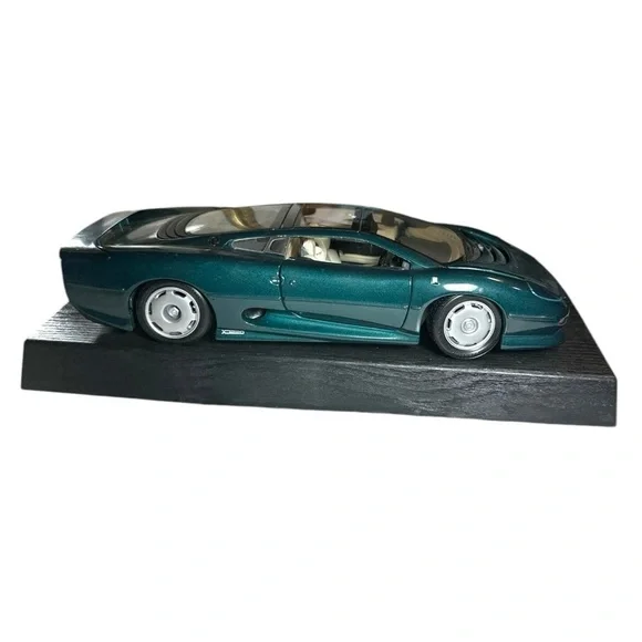 Vintage 1:18 scale diecast model of a 1992 Jaguar XJ220, manufactured by Maisto. - Picture 3 of 10